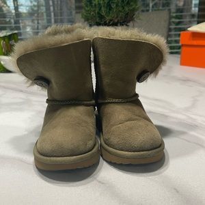 Ugg kids Bailey button boots/size 9